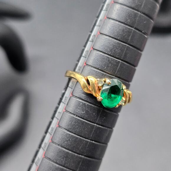 DAC Green Glass Rhinestone Ring Gold Tone Size 7 Costume Jewelry - Picture 9 of 10